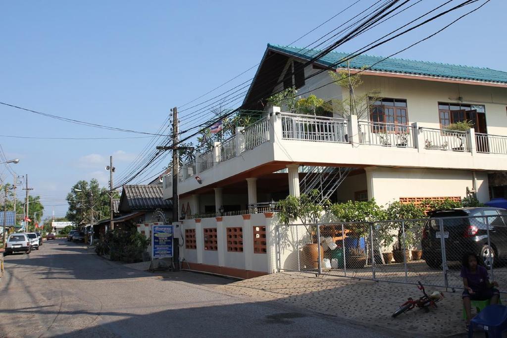 Ban Sulada Guest House Laem Ngop Екстер'єр фото